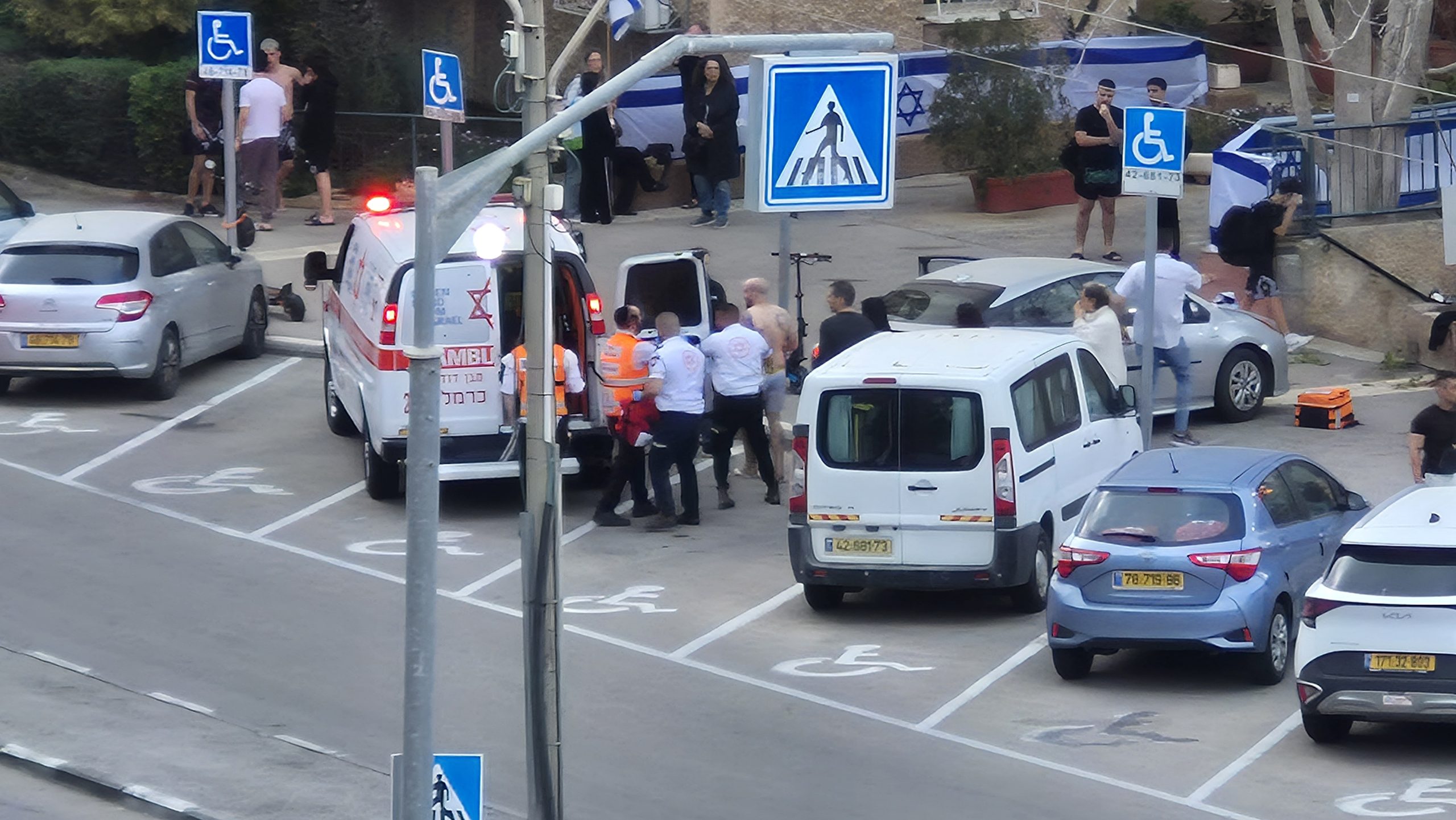 Read more about the article מרכז מסחרי אורן שברוממה, רכב סטה לעבר המדרכה ופגע במספר נערים אחד מהם פונה במצב קשה.