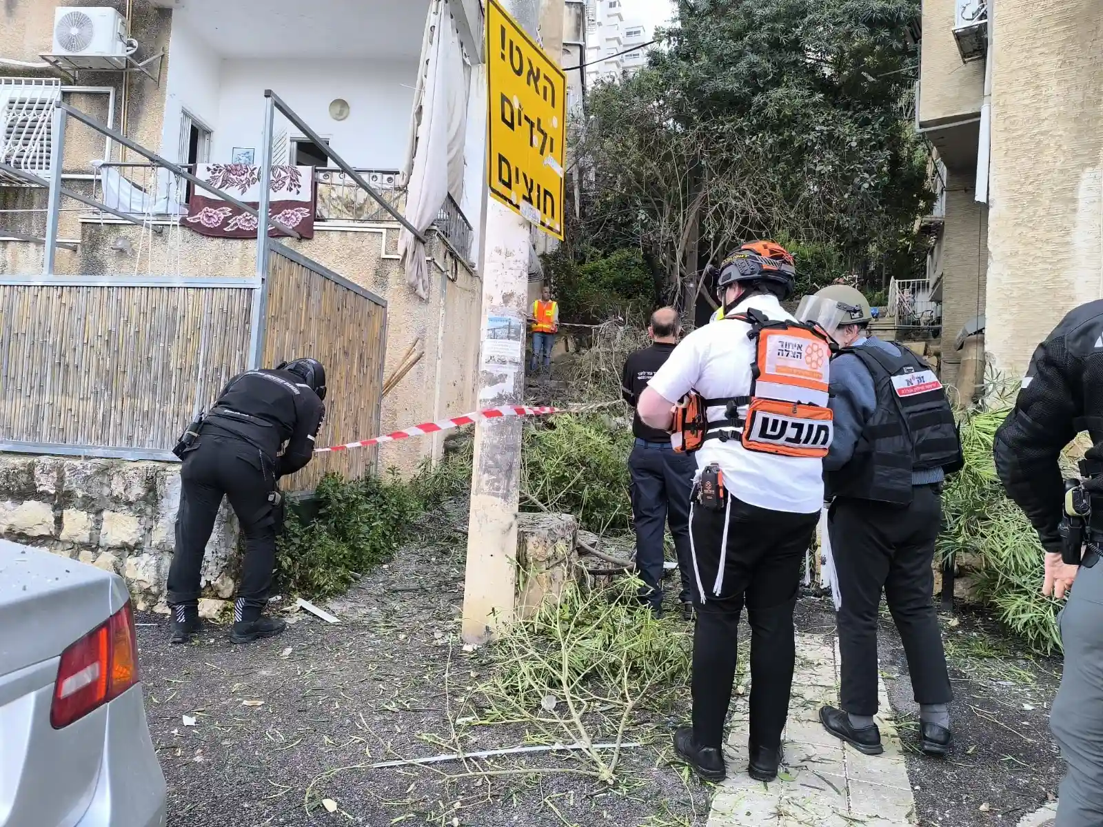 Read more about the article טיל מצרר בעיר. פגיעת רסיסים בלב שכונה חרדית בהדר מתיחות גבוהה ומספר זירות פגיעה