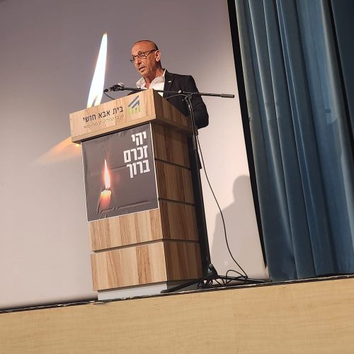 צביקה ברבי, חבר מועצת העיר בטקס יום הזיכרון בנווה שאנן: "עלינו להיות ראויים להקרבה שלהם"
