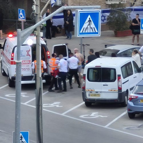 מרכז מסחרי אורן שברוממה, רכב סטה לעבר המדרכה ופגע במספר נערים אחד מהם פונה במצב קשה.