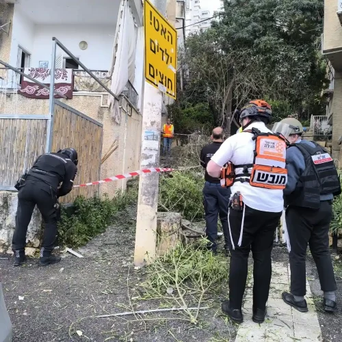טיל מצרר בעיר. פגיעת רסיסים בלב שכונה חרדית בהדר מתיחות גבוהה ומספר זירות פגיעה